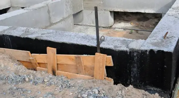 Czym smarować fundamenty w domu - praktyczny poradnik izolacji na lata