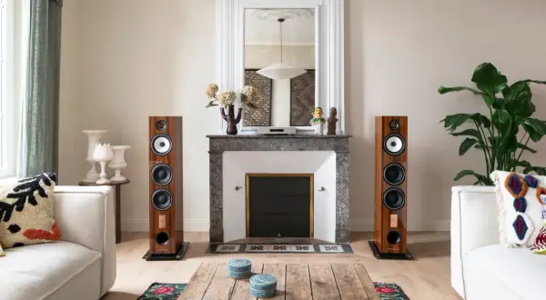 Dwa eleganckie głośniki podłogowe tworzą idealne stereo w salonie.