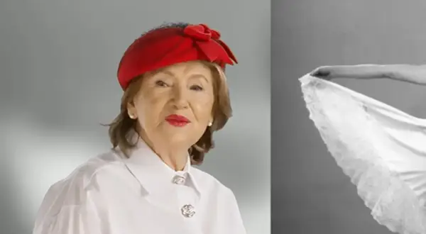 Halina Frąckowiak w czerwonym kapeluszu, jak z tekstu piosenki "Papierowy księżyc", z dłonią trzymającą koronkową halkę.