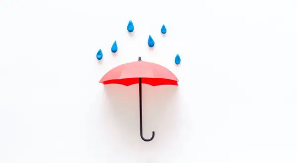 Czerwony parasol chroni przed deszczem. Nawet meteopata poczuje się lepiej pod takim schronieniem.