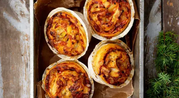 Fyra gyllene pizzabullar i en plåtform, redo att avnjutas. Ett perfekt pizzabullar recept för fika eller middag.