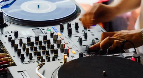 Na czym gra DJ? Sprzęt na start i budżet dla początkujących