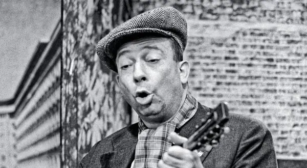 Stanisław Grzesiuk śpiewa, grając na mandolinie. Jego charakterystyczne utwory niosą echo warszawskiej Pragi.