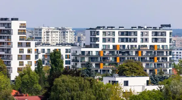 Nowoczesne bloki mieszkalne z balkonami i zielenią. Szukasz, gdzie najtańsze mieszkania w Polsce?