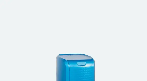 Un osmoseur portable bleu vif, au design moderne, prêt à purifier votre eau où que vous soyez.
