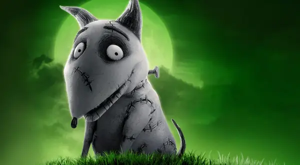 Frankenweenie, en söt, sydd hund med stora ögon, sitter i gräset under en grön måne. Perfekt för halloween filmer barn.