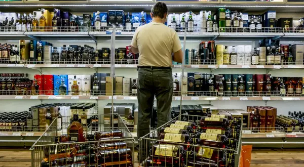 Ile można kupić alkoholu na lotnisku? Limity i ważne przepisy podróżne