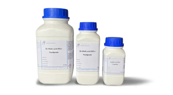 Tre flaconi di acido malico 99%+ Foodgrade. L'acido malico è un ingrediente comune in alimenti e bevande.
