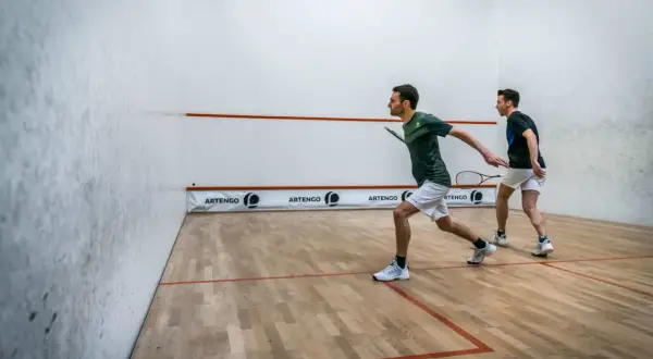 Najlepsze korty squash w Warszawie – znajdź idealne miejsce do gry