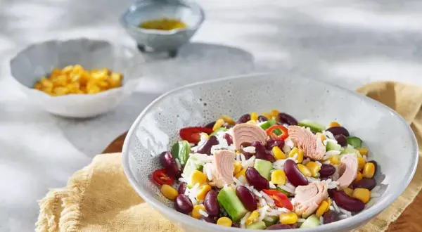 Jaki sos do sałatki z tuńczykiem? Odkryj najlepsze przepisy i smaki