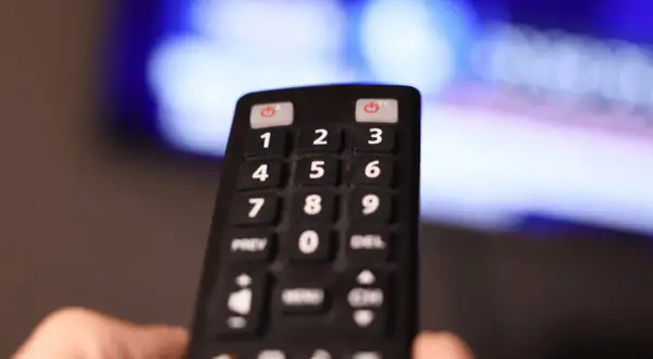 Zepsuty pilot TV: Naprawa czy nowy? Sprawdź koszty i opłacalność