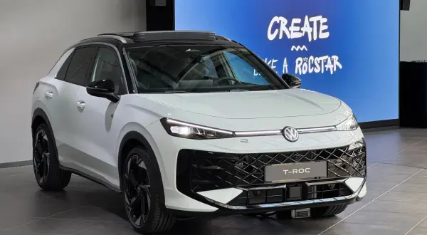 Biały Volkswagen T-Roc 2025 z czarnym dachem i felgami, gotowy, by stworzyć wrażenie jak rockstar.