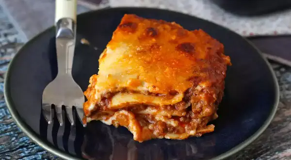 Pyszna lasagne z mięsem mielonym i sosem bolognese, idealna na obiad. Oto jak zrobić lasagne z mięsem mielonym i sosem bolognese.