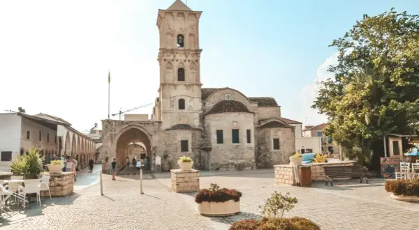 Larnaka: Co warto zobaczyć? Przewodnik po atrakcjach i plażach