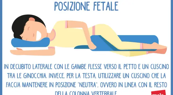 Persona in posizione fetale con cuscino tra le ginocchia e sotto la testa per alleviare il colpo di strega.