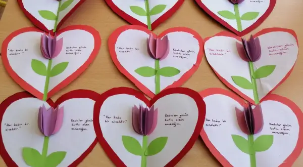 Manualidades de **actividades día de la madre**: corazones de papel con tulipas y mensajes para mamá.