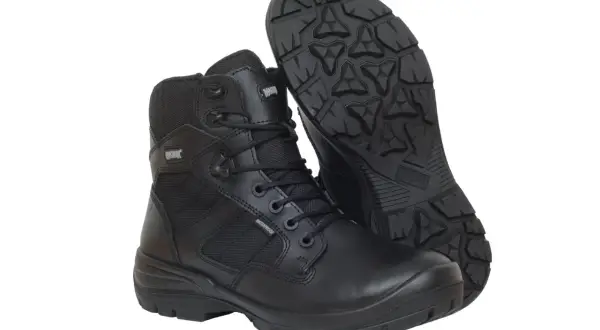 Par de botas negras Magnum, con cordones y suela de goma antideslizante. Perfectas para cualquier aventura.