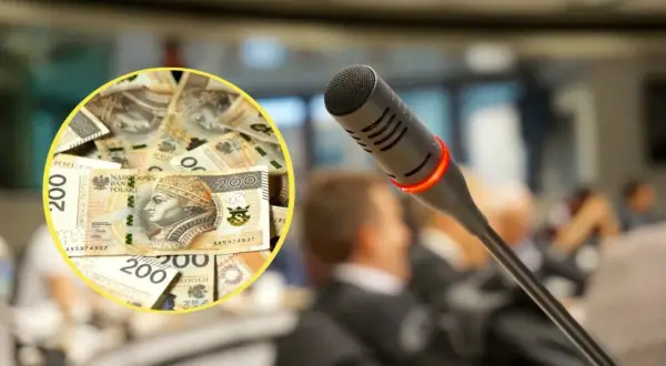 Kolaż: stos polskich banknotów 200 zł i mikrofon na tle sali obrad.
