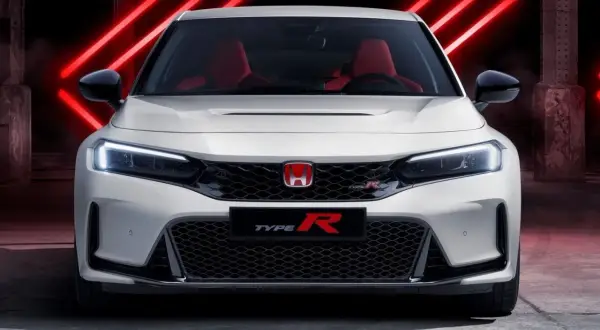 Blanco Honda Civic Type R CV con asientos rojos, listo para la acción bajo luces de neón rojas.