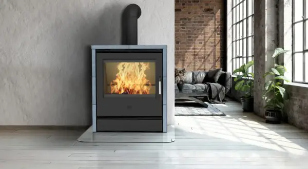 Moderner Kamin mit brennendem Feuer. Ideal, um den eigenen Holzbedarf zu berechnen und gemütliche Stunden zu genießen.
