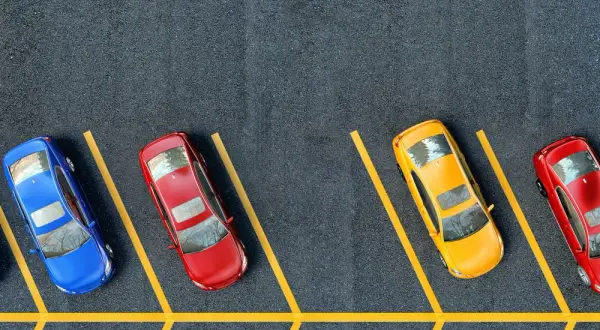 Gdzie zaparkować w Helu? Płatne i darmowe opcje parkingowe