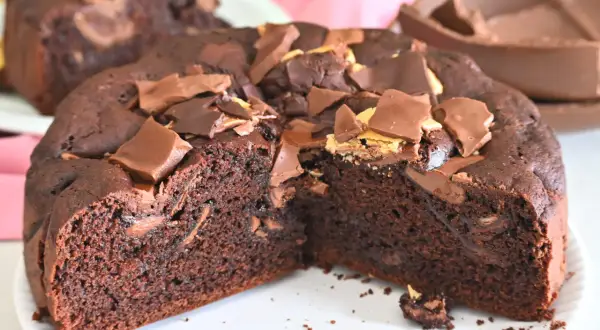 Torta al cioccolato soffice, decorata con pezzi di cioccolato avanzato. Un peccato di gola irresistibile!