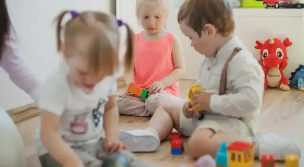 Dzieci bawią się klockami. Czy na urlopie rodzicielskim można posłać dziecko do żłobka?