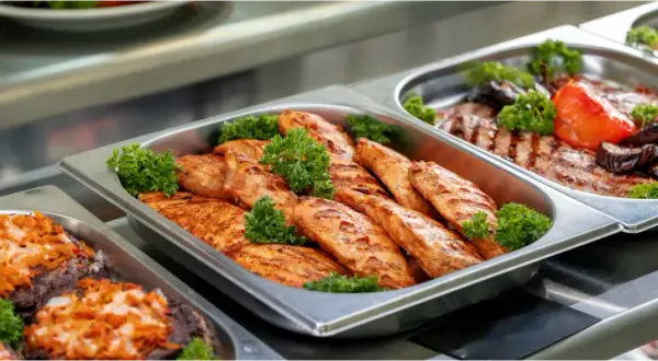 Ile kosztuje catering na 50 osób? Sprawdź ceny i oszczędź!
