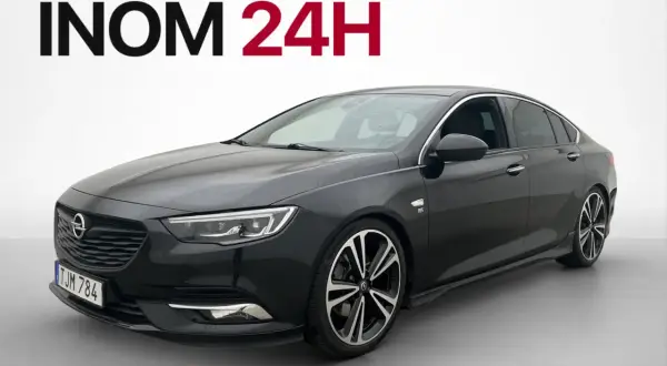 Svart Opel Insignia, redo för hemleverans i Sverige inom 24 timmar. En elegant sedan med sportiga fälgar.