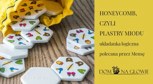 Sześciokątne płytki z motywami pszczół, kwiatów i niedźwiedzi, część gry Honeycomb, czyli plastry miodu.