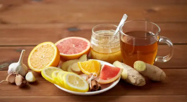 Naturalne domowe sposoby na ból gardła: czosnek, cytryna, pomarańcza, grejpfrut, miód, imbir i cynamon.