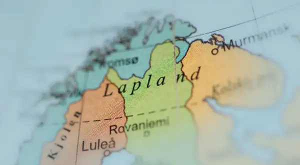 Mapa pokazuje, gdzie jest Laponia, z zaznaczonymi miastami jak Rovaniemi, Luleå i Tromsø, oraz Murmańsk.