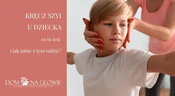 Dłoń delikatnie układa głowę chłopca, sugerując pomoc przy kręczu szyi u dziecka.