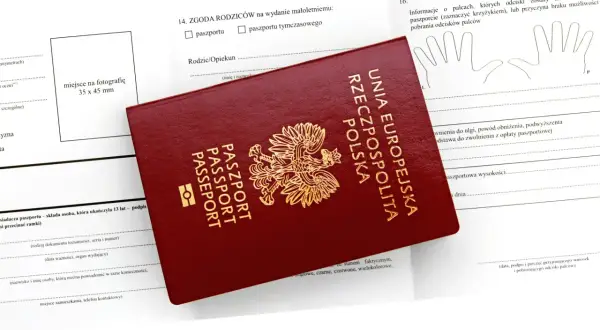 Formularz paszportowy z zaznaczoną zgodą rodziców na wydanie paszportu dla dziecka. Czy przy wyrabianiu dowodu dla dziecka muszą być oboje rodzice?