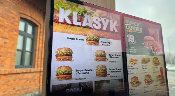 Burger Drwala to klasyk, który w wersji z kurczakiem, żurawiną lub chrzanem kusi podwójną porcją mięsa i chrupiącymi dodatkami.