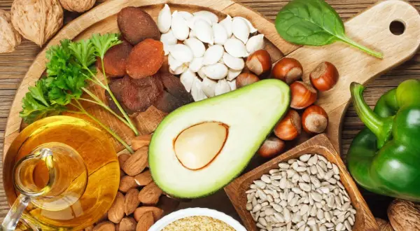 Reichhaltige Lebensmittel wie Nüsse, Samen, Avocado und Öl zeigen die positive **Vitamin E Wirkung Haut**.