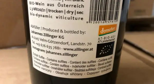 Etikett eines Weißweins aus Österreich, der Sulfite enthält.