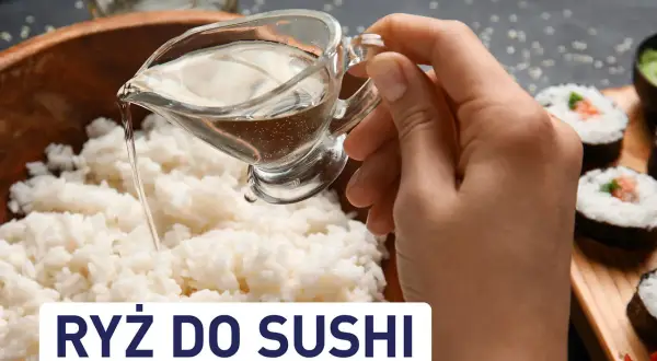 Dłoń wylewa płyn z sosjerki na ryż do sushi. Obok widać gotowe rolki sushi.
