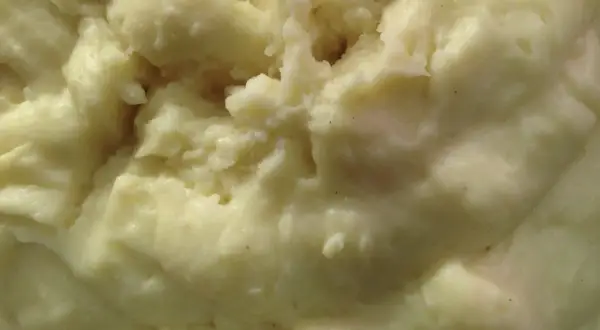 Un primo piano di cremoso purè di patate, pronto per essere gustato.