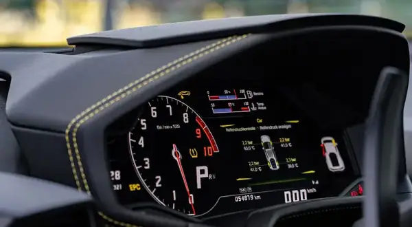 Cruscotto digitale con tachimetro, indicatore pressione pneumatici e temperatura. Per sapere dove vedere allestimento auto sul libretto, consulta il manuale.