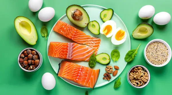 Łosoś, awokado, jajka i orzechy – składniki idealne na dietę przy wysokim cholesterolu.