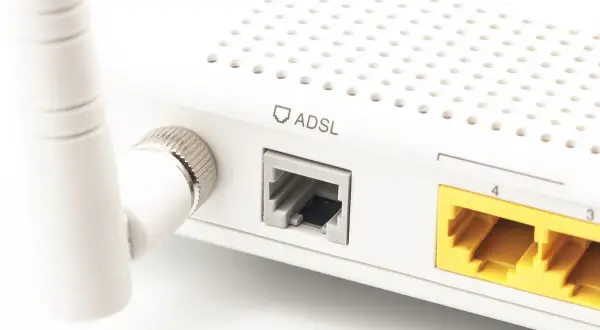Le port ADSL sur un routeur blanc, prêt à connecter votre connexion internet.
