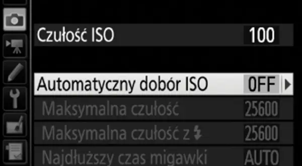 Menu aparatu: ustawienia czułości ISO. Widoczna opcja "Automatyczny dobór ISO" jest wyłączona (OFF). Użytkownik może wybrać tryb manualny w aparacie.