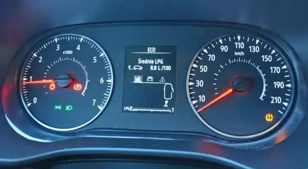 Dacia Sandero: kontrolki informują o średnim spalaniu LPG 8.8 L/100km, ciśnieniu w oponach i trybie ECO.
