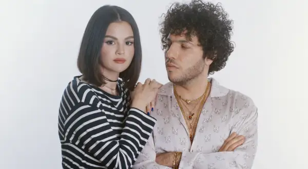 Selena Gomez i Benny Blanco w zbliżeniu, ona opiera rękę na jego ramieniu.