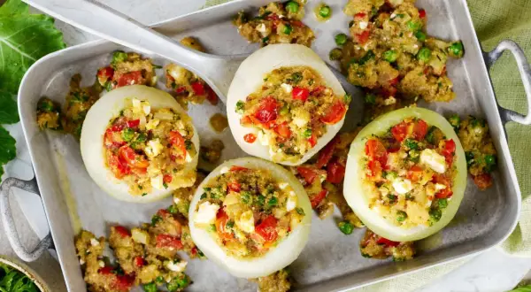 Gefüllte Kohlrabi-Schiffchen mit Quinoa, Tomaten und Erbsen. Köstliche Kohlrabi Rezepte für ein leichtes Gericht.