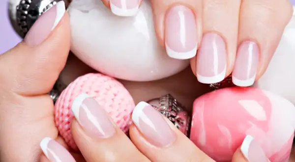 Ile kosztuje manicure francuski? Sprawdź ceny i ukryte koszty