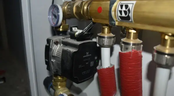 Pompa obiegowa Grundfos z manometrem i mosiężnymi złączkami.