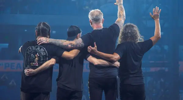Metallica w objęciach, fani śpiewają utwory z "…And Justice for All".