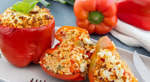 Gefüllte Paprikaschoten mit Reis und Feta – ein köstliches paprikaschoten rezept. Frisch, bunt und lecker!